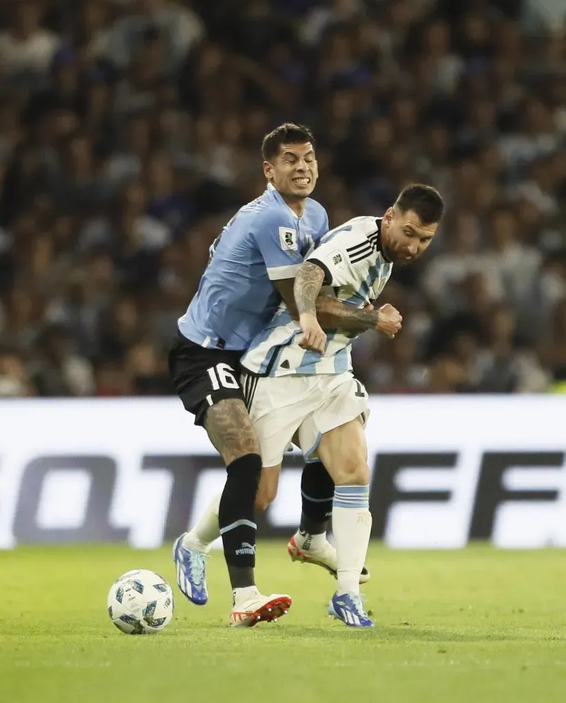 Lionel Messi de Argentina y Mathias Olivera en el último Argentina vs. Uruguay.