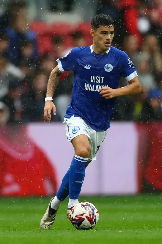 Alex Robertson jugando en la Championship (segunda división de Inglaterra). (Foto: IMAGO).