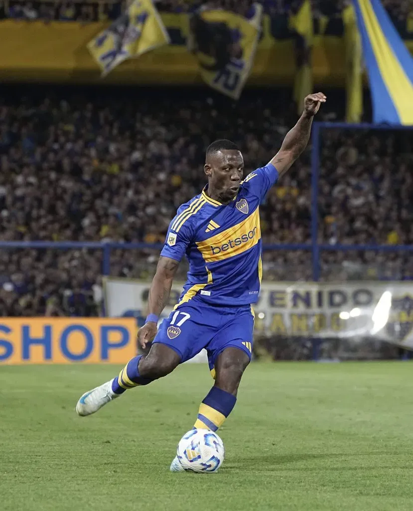 Luis Advíncula jugando en Boca Juniors. (Foto: IMAGO).