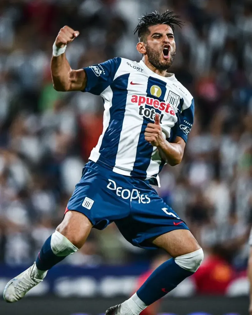 Carlos Zambrano celebrando un gol. (Foto: Liga 1).