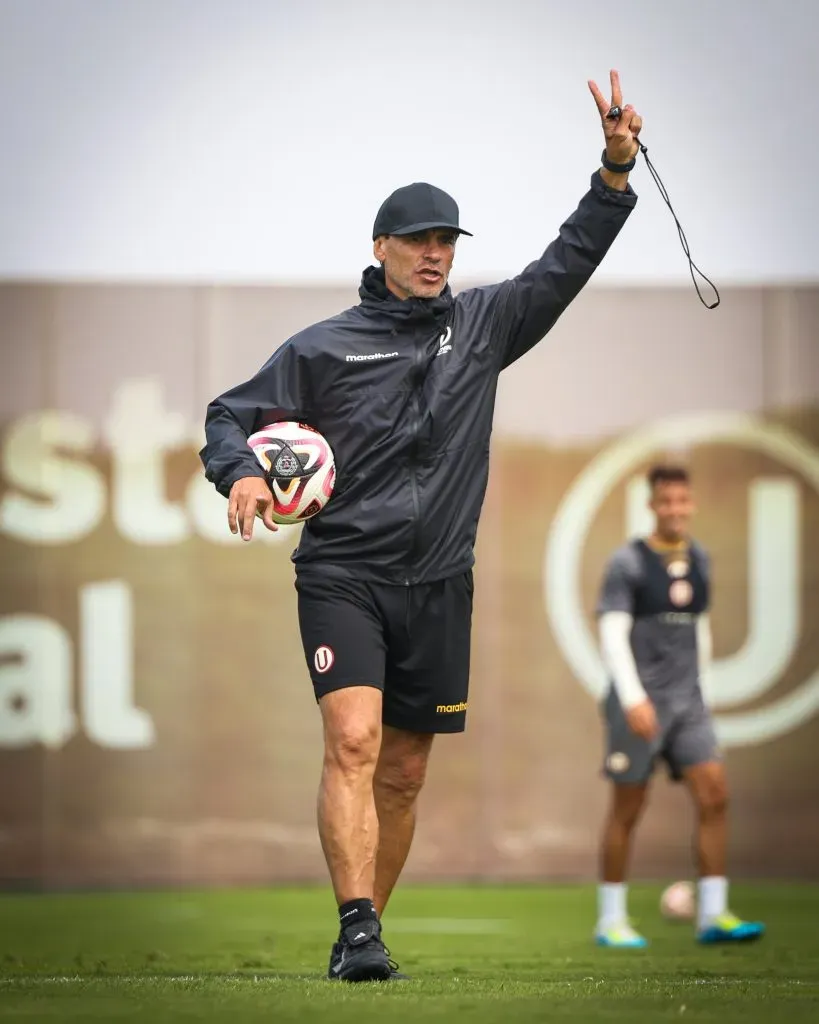 Fabián Bustos dirigiendo en Universitario. (Foto: Universitario de Deportes).