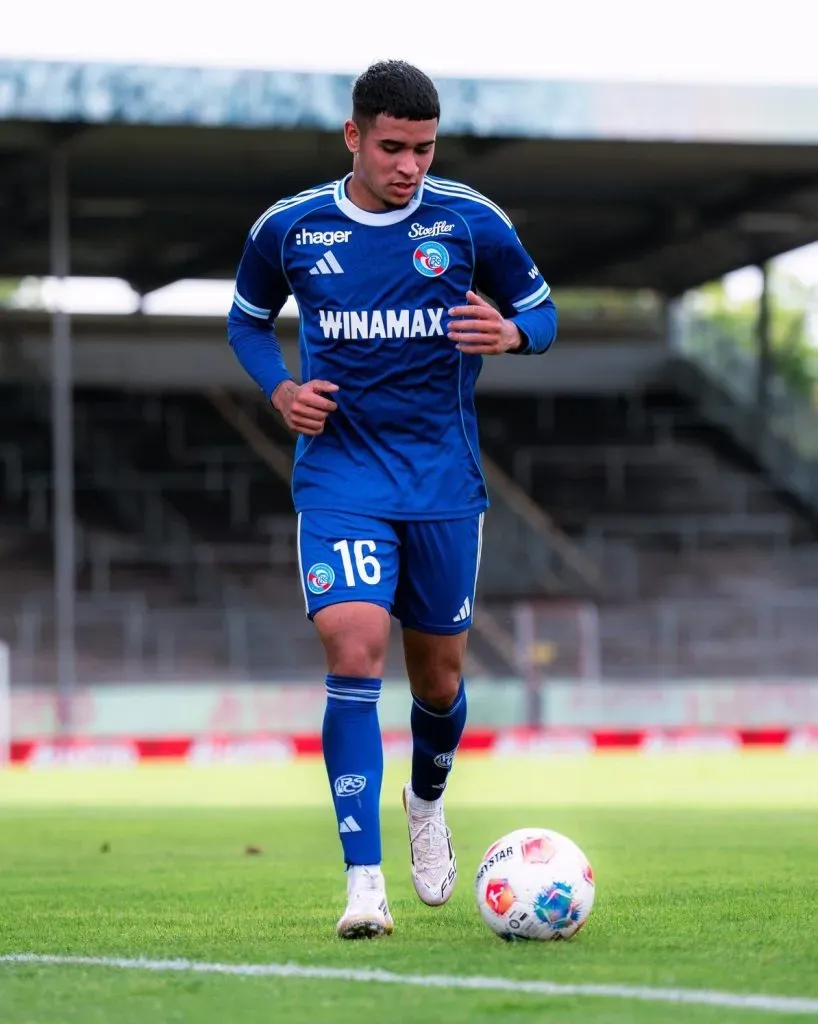 Racing ya le ha dado minutos a Kendry Páez. (Foto: @RCSA_English)