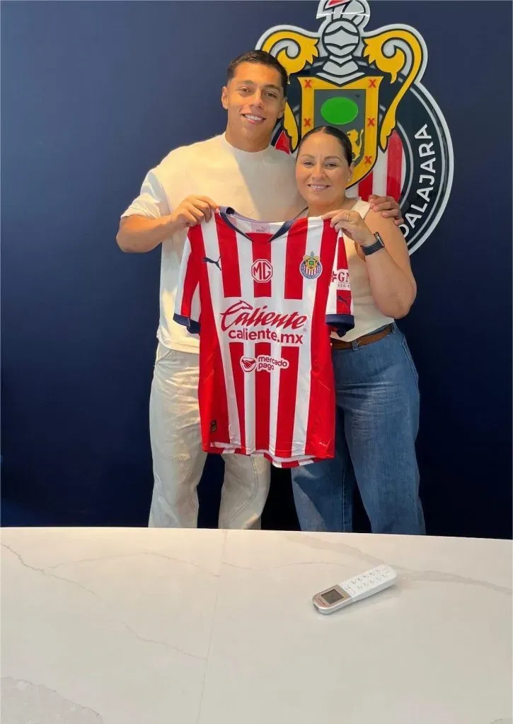 Sergio Álvarez con la playera de Chivas (Fuente: redes sociales de Chivas)