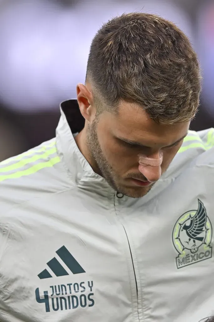 Santiago Giménez con la chamarra en homenaje a Edson Álvarez (Imago 7)