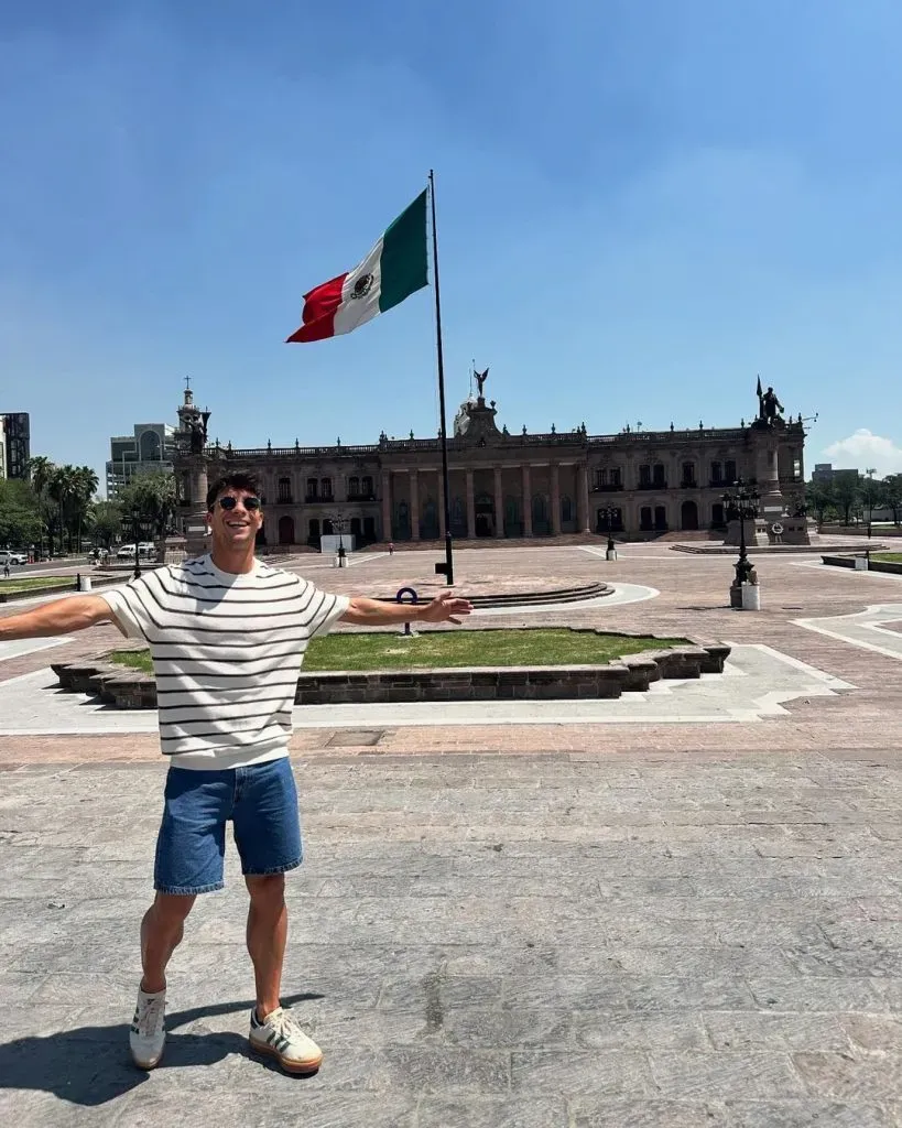 Óliver Torres paseando por Monterrey (Fuente: @olitorres10)
