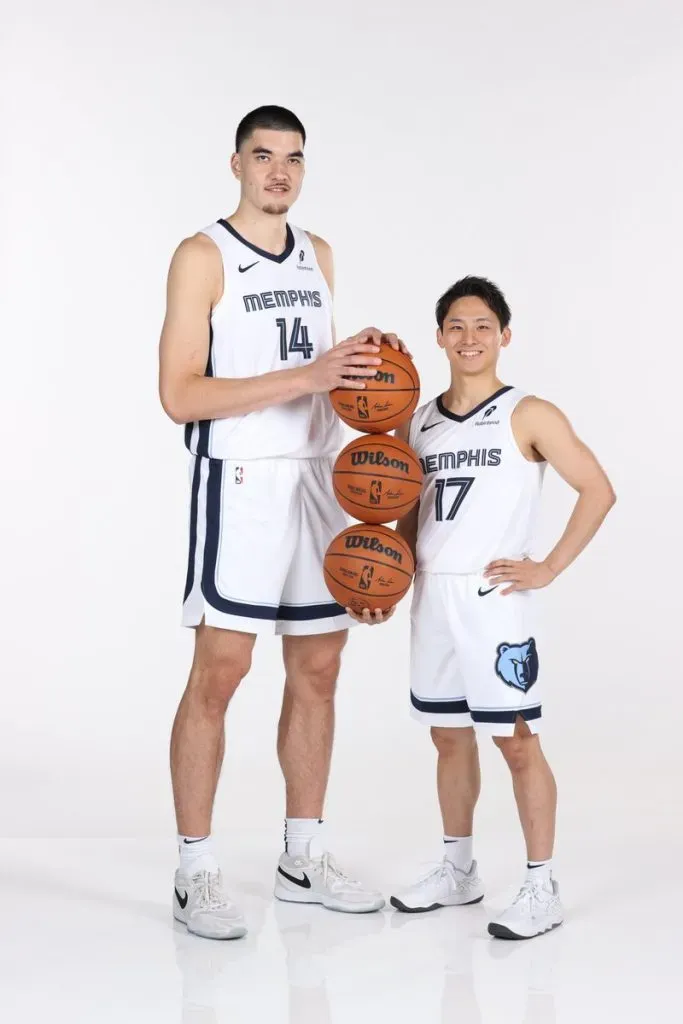 Zach Edey y Yuki Kawamura en el Media Day de la NBA (@NBASpain)