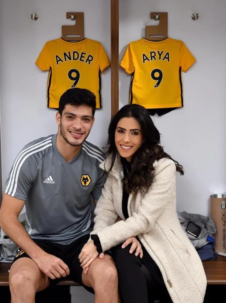 Raúl Jiménez junto a su esposa Daniela Basso (Fuente: @Raul_Jimenez9)