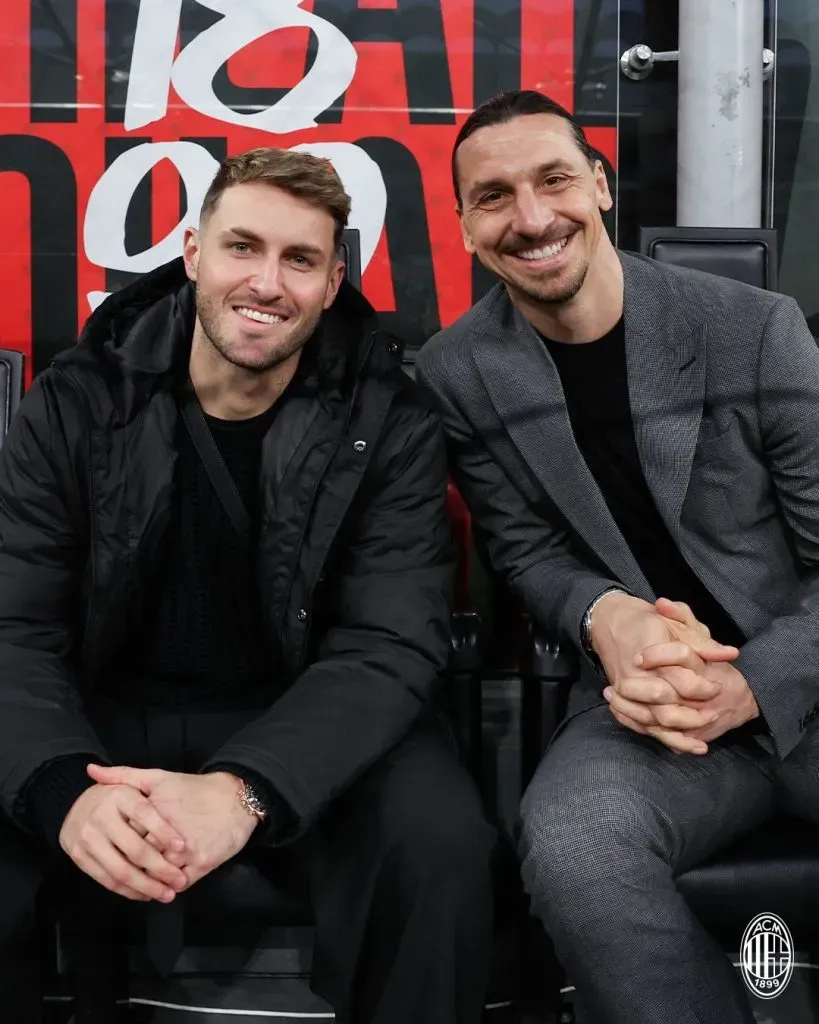 Santiago Giménez observó el Derby della Madonnina junto a Zlatan Ibrahimovic. (Getty Images)