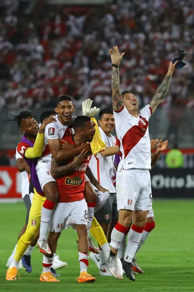 LIMA, PERU – MARCH 29: Gianluca Lapadula (R) of Peru celebrates with teammates after winning the FIFA World Cup Qatar 2022 qualification match between Peru and Paraguay at Estadio Nacional de Lima on March 29, 2022 in Lima, Peru. Peru qualified for the 2022 FIFA World Cup Playoff match in June against Australia or the United Arab Emirates. (Photo by Leonardo Fernandez/Getty Images)
