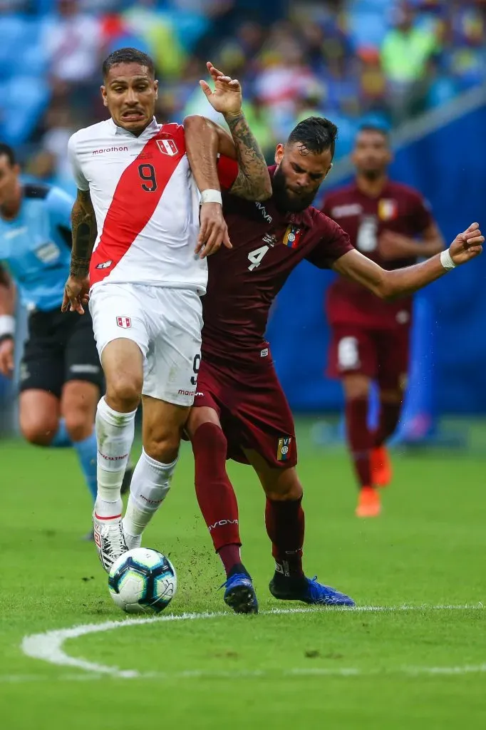 Jhon Chancellor vs. Paolo Guerrero. (Foto: Getty Images)