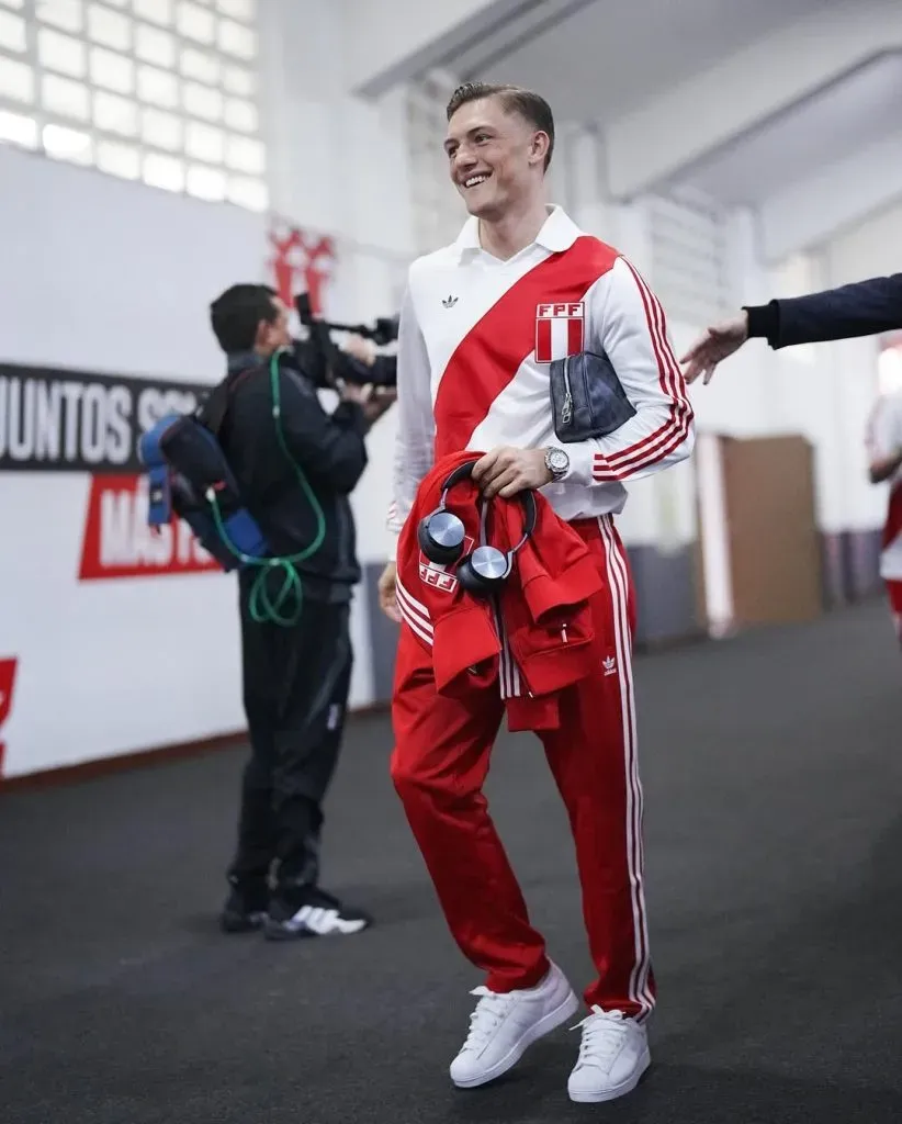 Oliver Sonne con la camiseta retro de la Selección Peruana. (Foto: Selección Peruana)