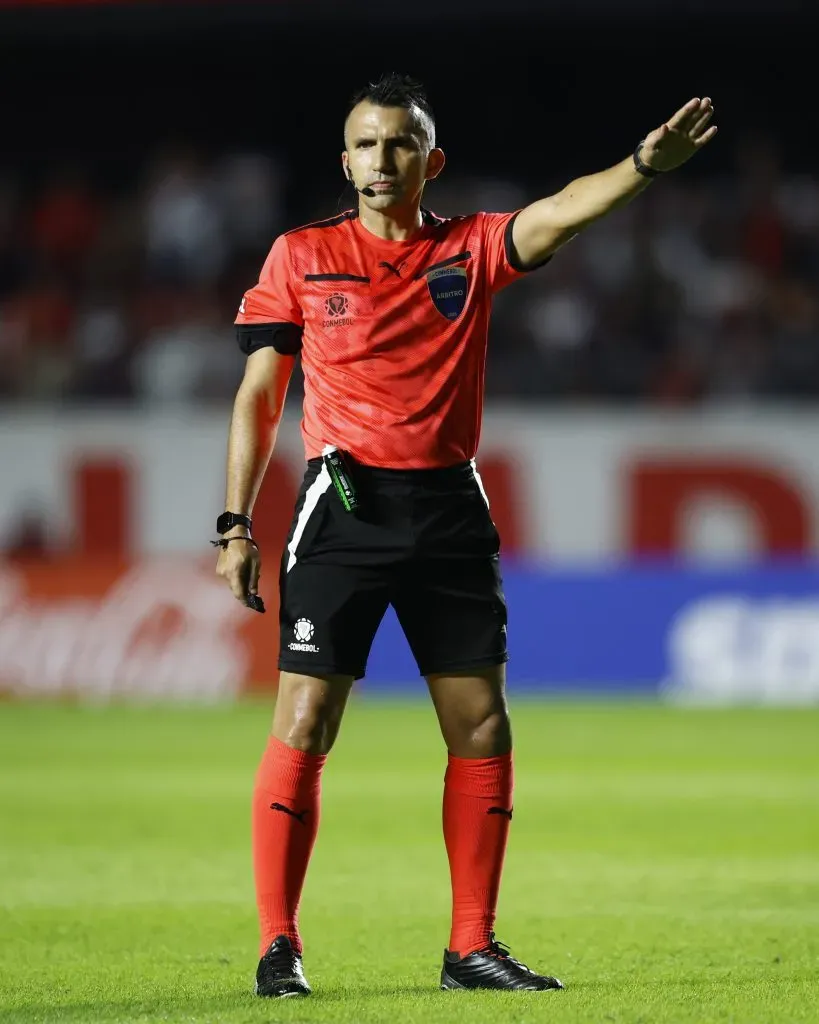 El árbitro Carlos Betancur durante un partido de Copa Libertadores entre Sao Paulo vs. Libertad. (Foto: Getty Images)