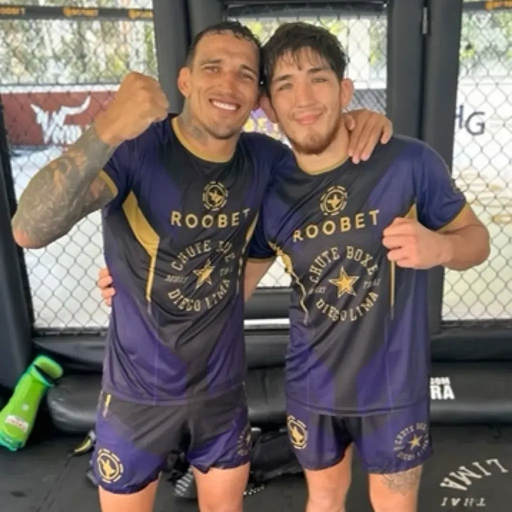 Rolando Bedoya entrenando con Charles Oliveira. (Foto: Instagram Rolando Bedoya)
