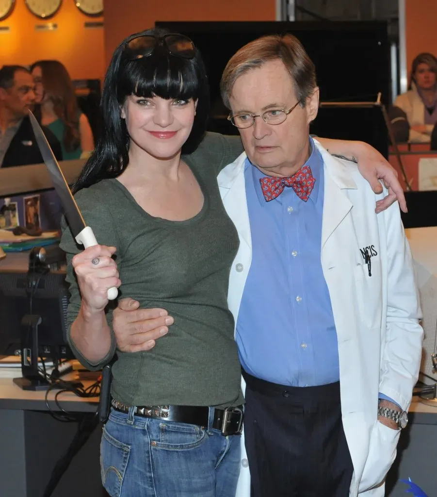 VALENCIA, CA – 03 DE ENERO: Los actores Pauley Perrette y David McCallum posan en la celebración del episodio 200 de “NCIS” de CBS el 3 de enero de 2012 en Valencia, California. (Foto de Mark Davis/Getty Images)