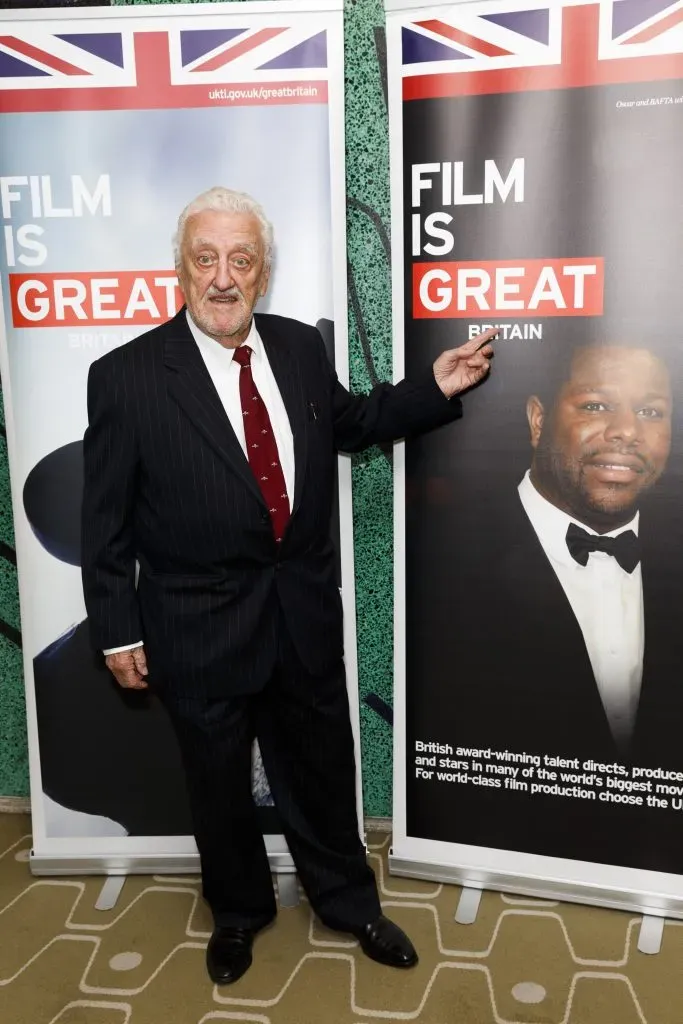 El actor Bernard Cribbins, quien dio vida a Wilfred Mott en Doctor Who, mientras posa en un evento público en 2015. Imagen: Getty Images.