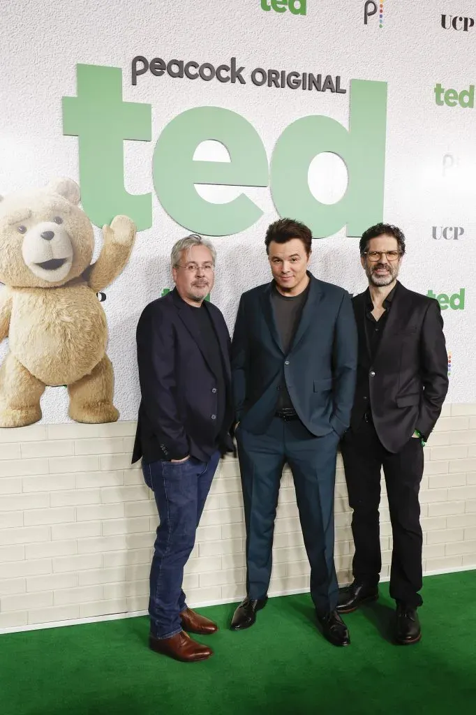De izquierda a derecha: el co creador de la serie, Paul Corrigan, junto a Seth MacFarlane y el escritor Brad Walsh. Imagen: Getty Images.