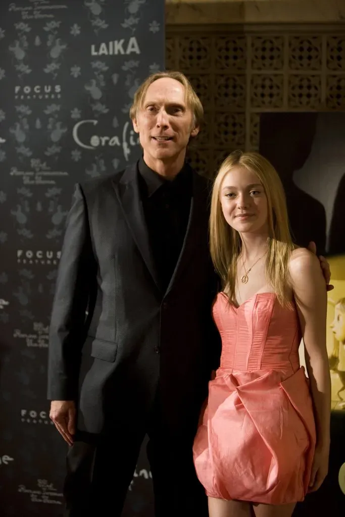 El director Henry Selick y la actriz de doblaje Dakota Fanning llegan al estreno de la película de animación de Focus Features Coraline, en el Arlene Schnitzer Hall el 5 de febrero de 2009 en Portland, Oregón. Imagen: Getty Images.