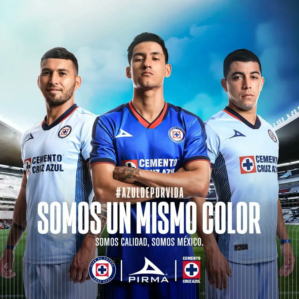 La primera y segunda playera de Cruz Azul. (@Pirma)