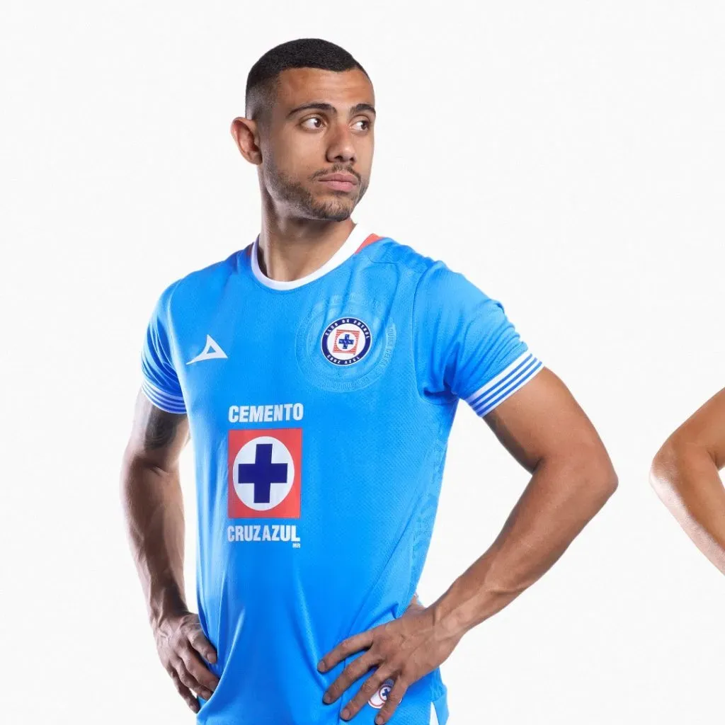 Giakoumakis con el nuevo uniforme de Cruz Azul (Cruz Azul)