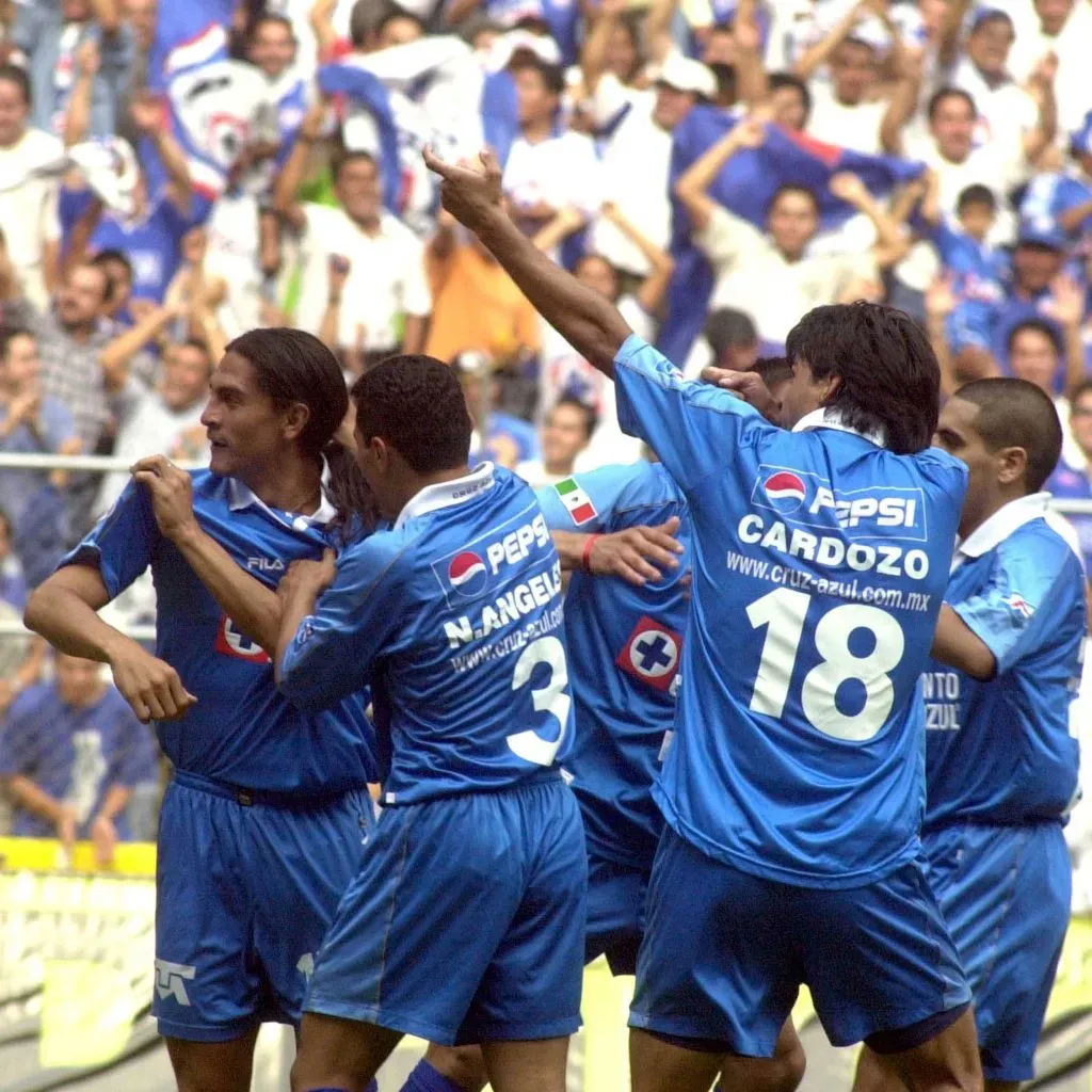 Cruz Azul salió de La Bombonera, el estadio de Boca Juniors, con un aplauso de Diego Maradona como tributo, luego de perder la Copa Libertadores 2001. (Foto y epígrafe: Imago)