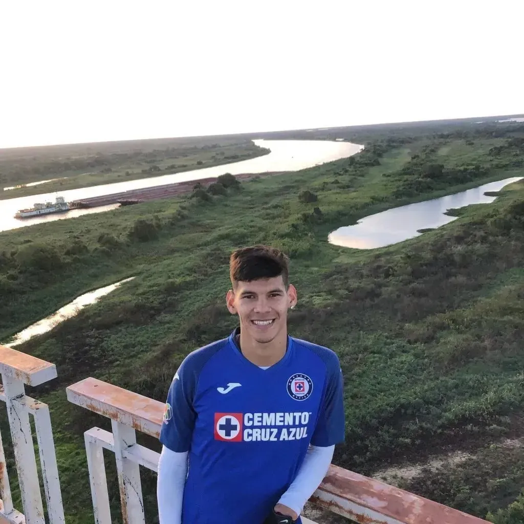 Morales con el jersey cementero.