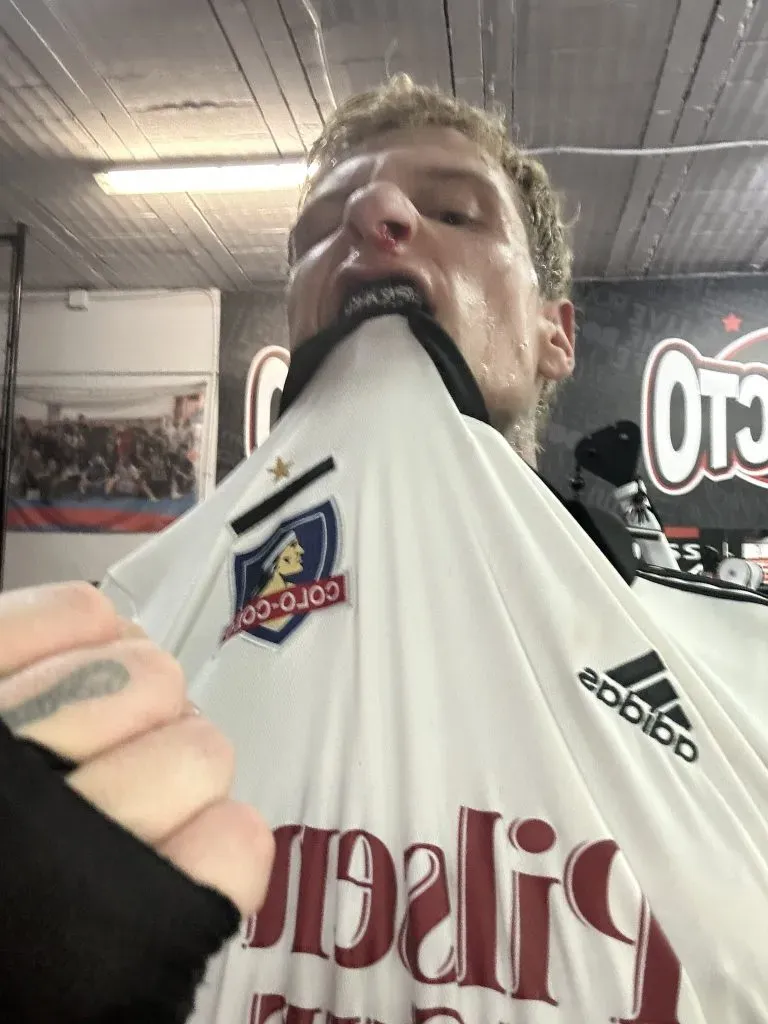 Misho con camiseta de Colo Colo.