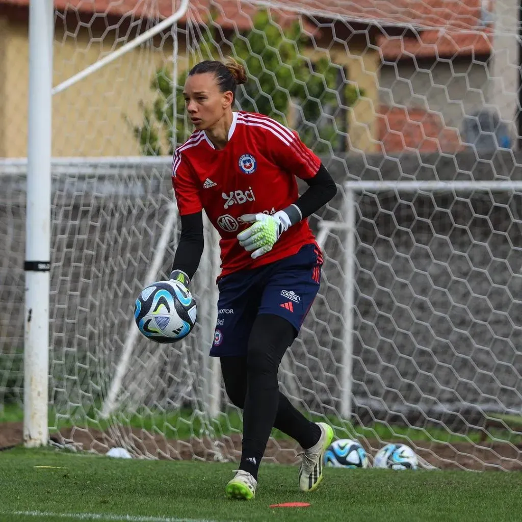 Christiane Endler con la camiseta de Chile