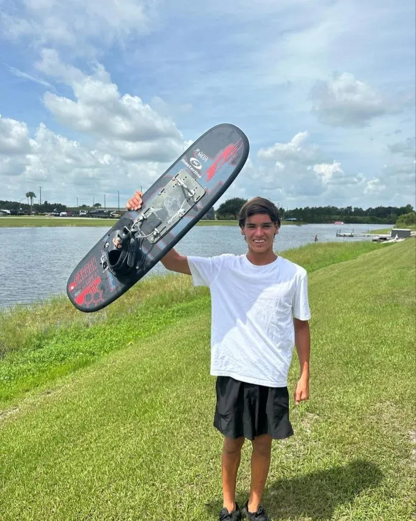 Matías González, de 15 años, ganó la medalla de bronce en Figuras del Esquí Naútico. Crédito: Instagram.