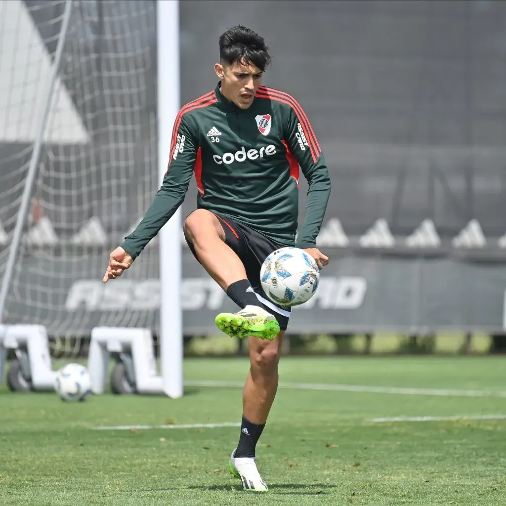 Pablo Solari en el entrenamiento de River Plate. (Foto: @RiverPlate)