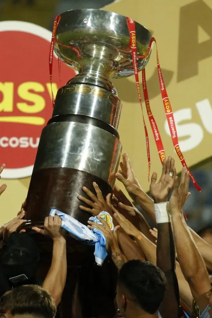 La Supercopa, el trofeo que disputarán Colo Colo y Huachipato. (Foto: Photosport)