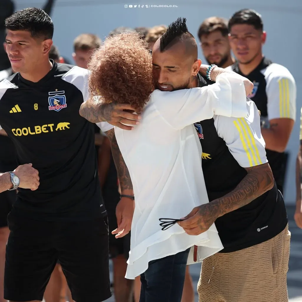 Arturo Vidal acompaña a los familiares de Jorge Toro. | Imagen: Comunicaciones Colo Colo.