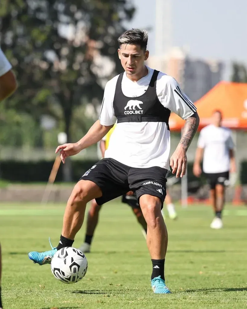 El nuevo refuerzo albo sorprende en las prácticas y suma bonos para viajar al debut en Copa Libertadores. Foto: Colo Colo.