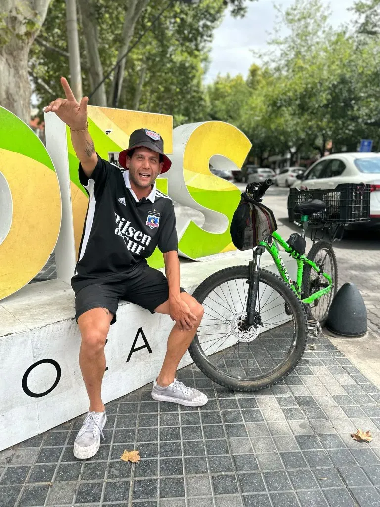 Gabriel Tiznado junto a su bicicleta en Mendoza | Foto: Guille Salazar, DaleAlbo