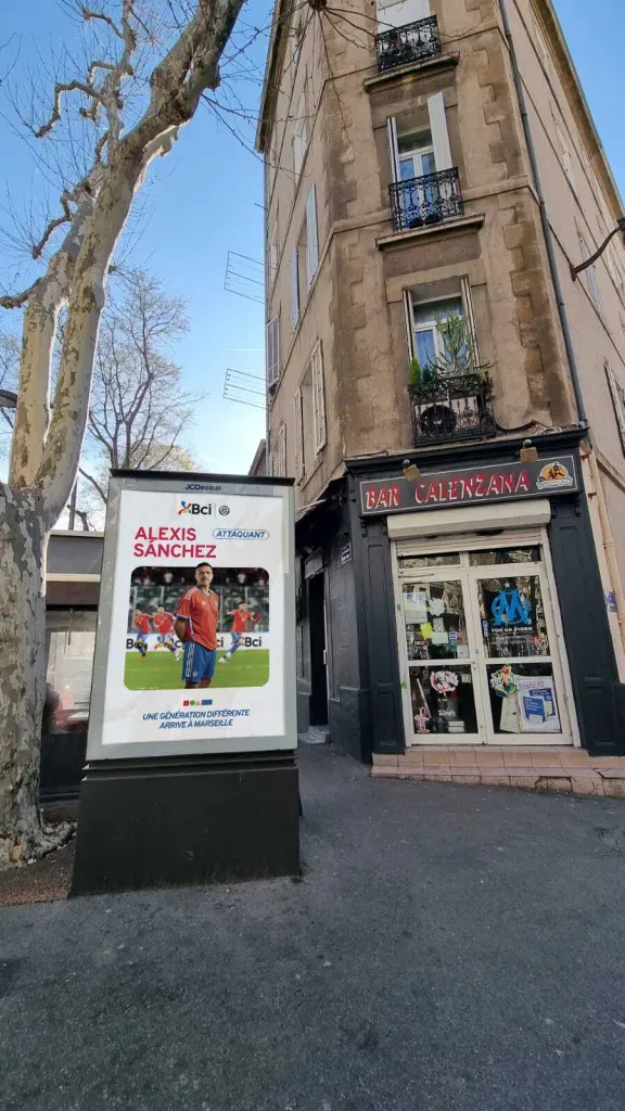 Alexis Sánchez en uno de los puntos emblemáticos de la ciudad de Marsella. Foto: Cedida.