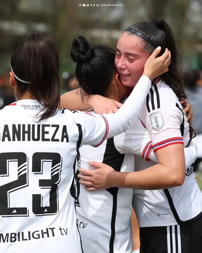 Nicole Carter con la camiseta de Colo Colo