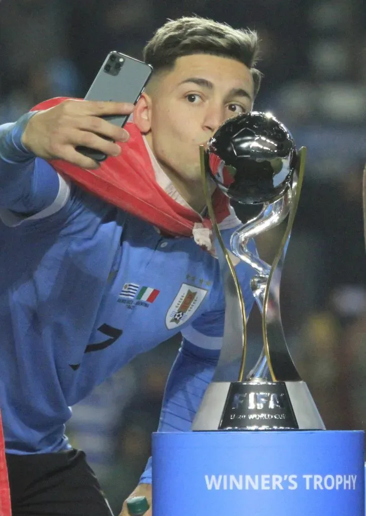 Anderson Duarte junto a la Copa del Mundo Sub 20. | Imagen: Imago.