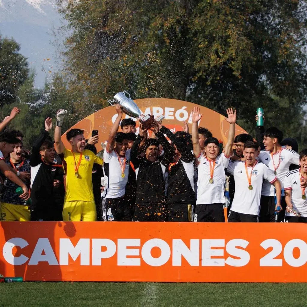 La Sub 15 se impuso ante Universidad de Chile y gritó campeón. Imagen: Colo Colo Fútbol Joven