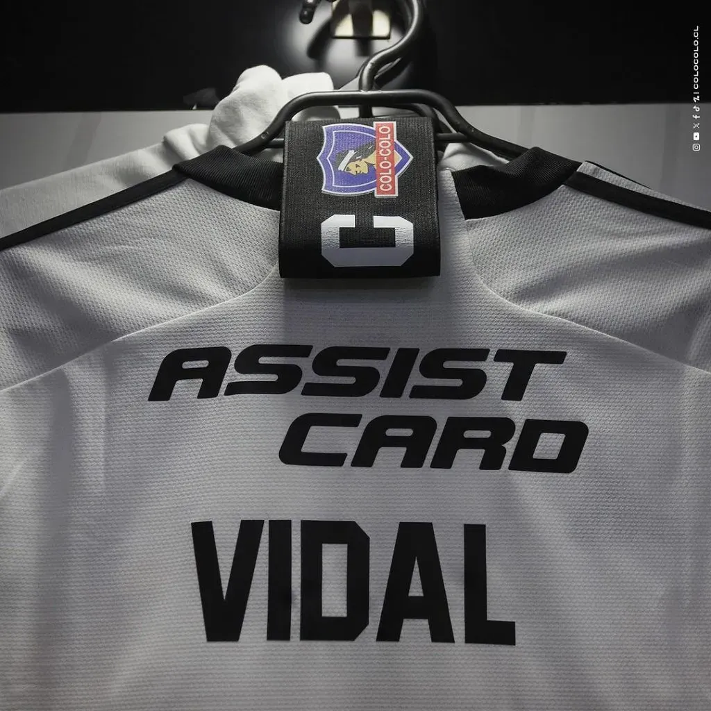 El diseño de la cinta de capitán de Arturo Vidal ante Unión Española. Imagen: Comunicaciones Colo Colo.