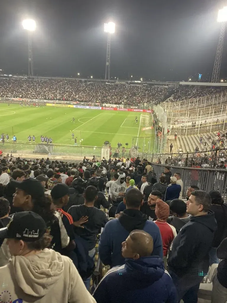 Un grupo de hinchas de Junior se ubicó a un costado del sector Océano para ver el partido.