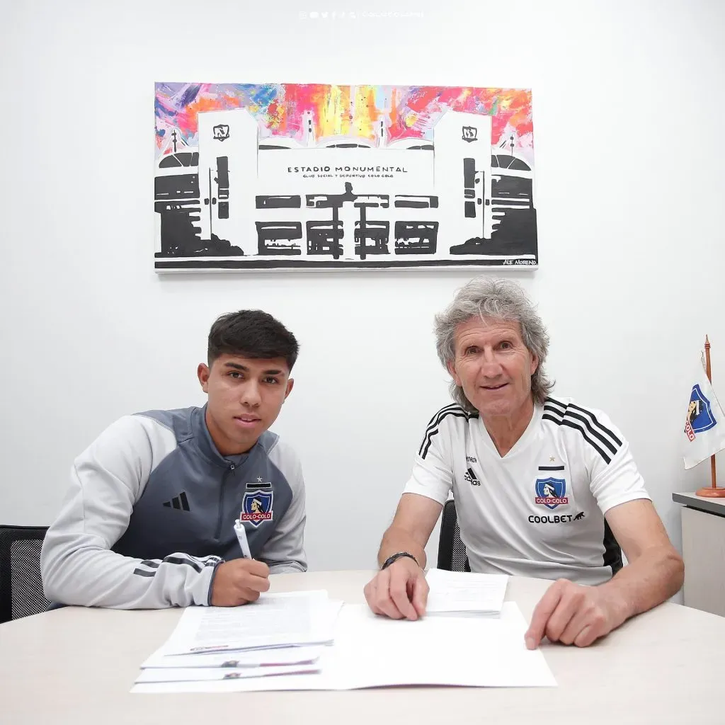 Alarcón en la firma de su primer contrato profesional en Colo Colo | Foto: Colo Colo