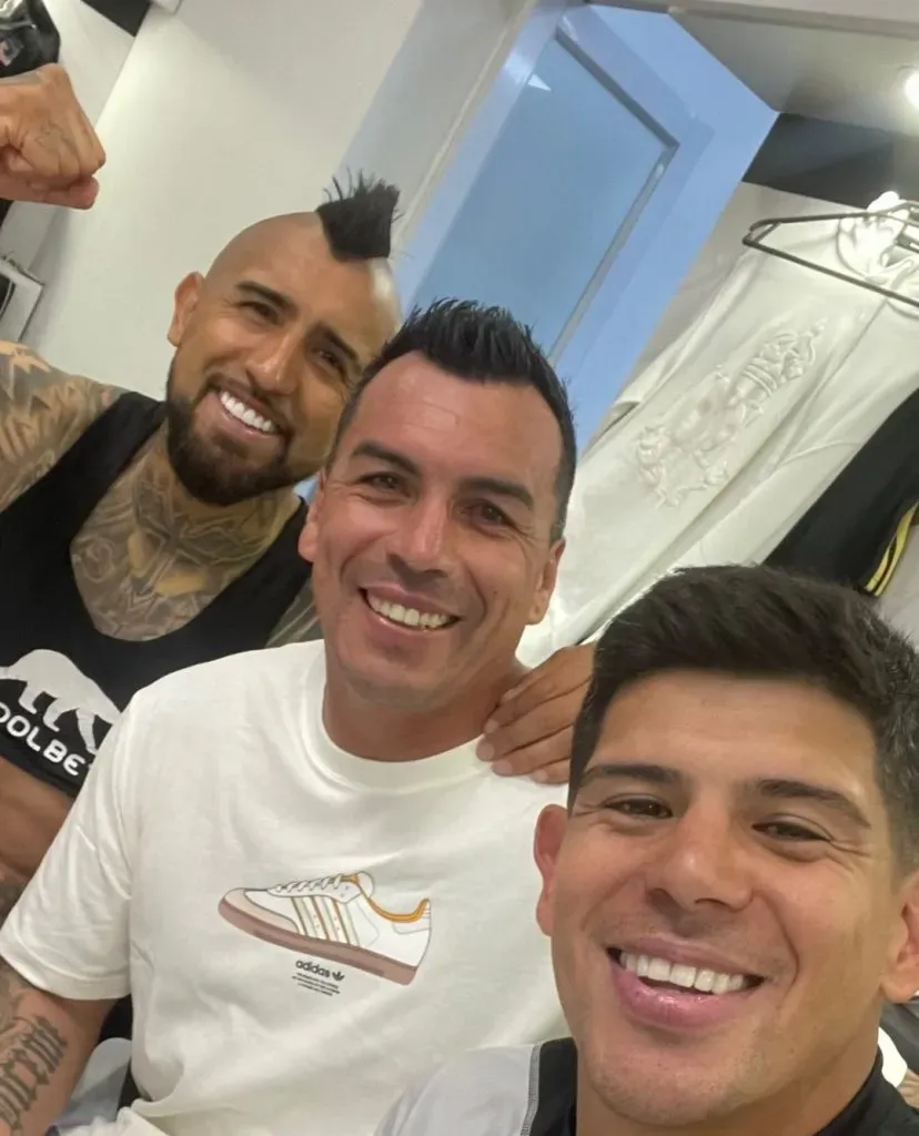 Esteban Paredes celebrando con Pavez y Vidal el triunfo ante la UC