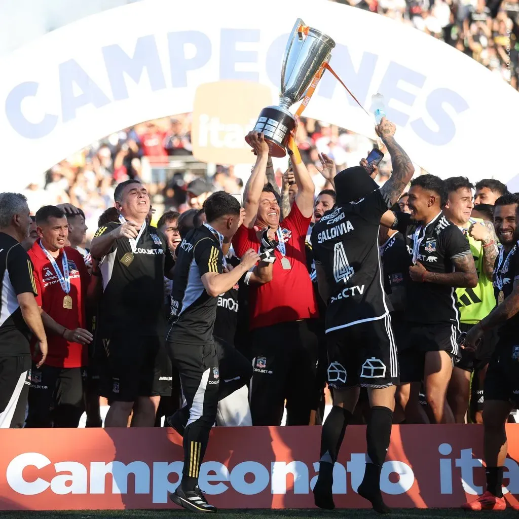 Jorge Almirón con el trofeo conseguido por Colo Colo en Copiapó | Foto: Colo Colo