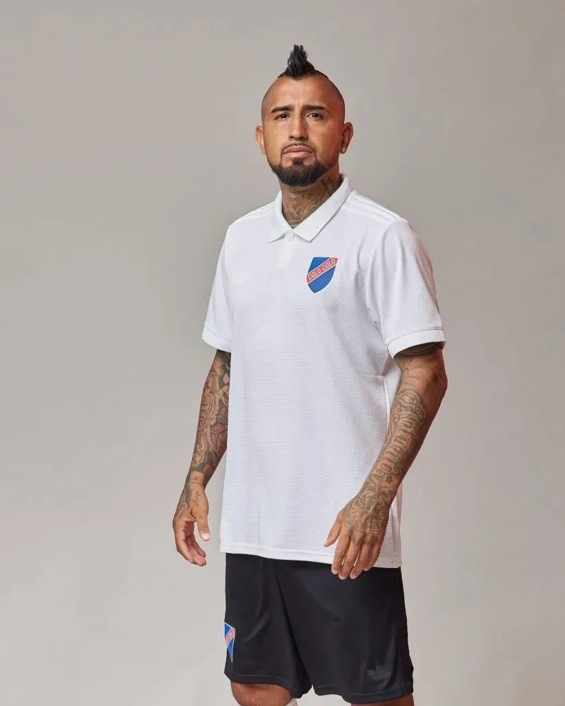 Arturo Vidal con la nueva camiseta del Popular