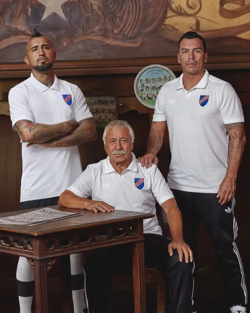 Esteban Paredes, Carlos Caszely y Arturo Vidal presentan la camiseta de Colo Colo