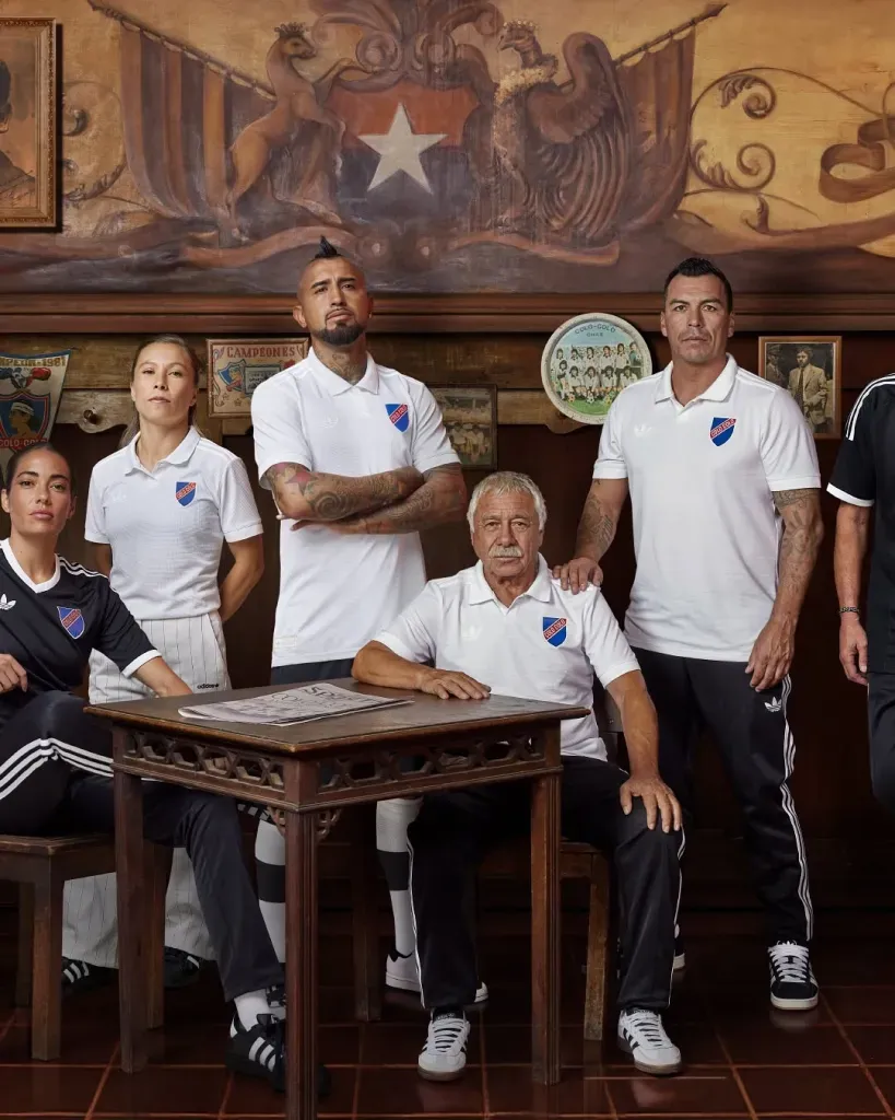 Reunión de históricos presentando la camiseta de Colo Colo.