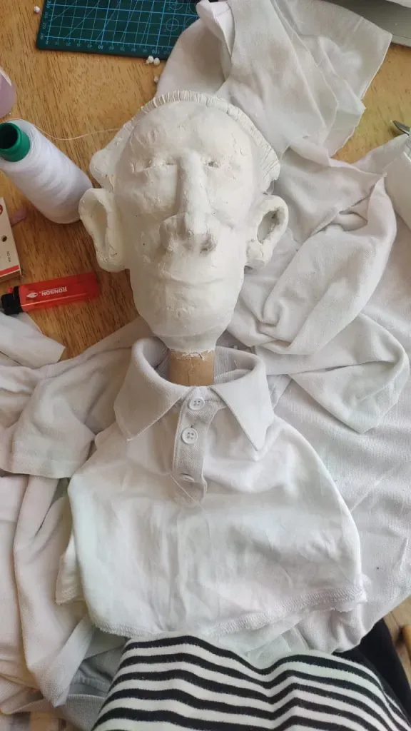 El títere personificando a David Arellano en preparación para la obra de Colo Colo. 