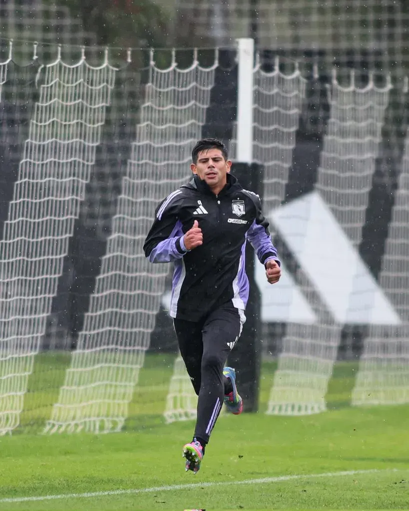 Bajo la lluvia, Pavez volvió este lunes a los entrenamientos en Colo Colo | Foto: Colo Colo