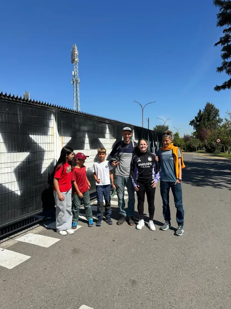 Gilles, Daniela, Livio y Mattia, desde Suiza al Monumental para conocer a Colo Colo