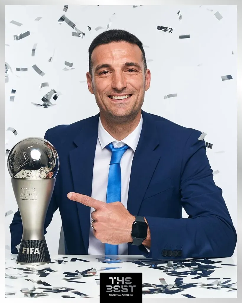 Lionel Scaloni con el premio The Best a Mejor Entrenador Masculino del 2022 (Foto: FIFA)