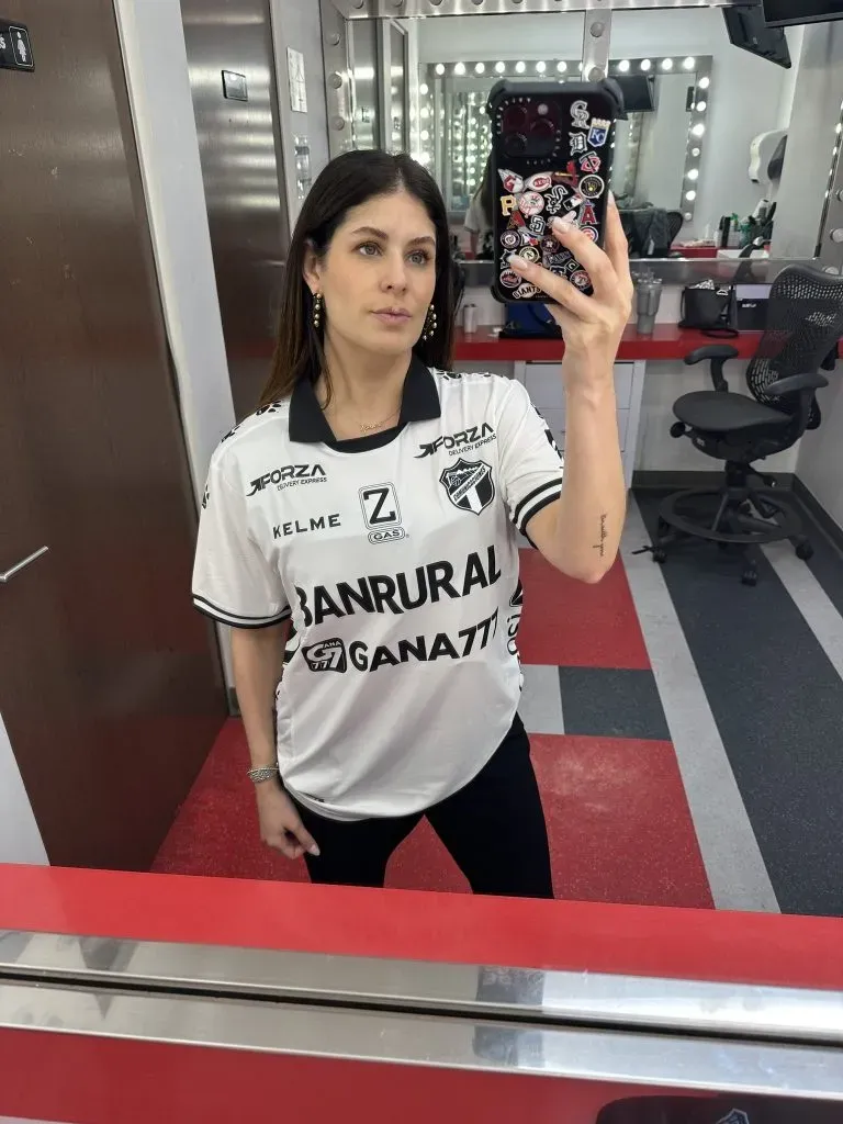 Carolina Padrón con la camiseta de Comunicaciones
